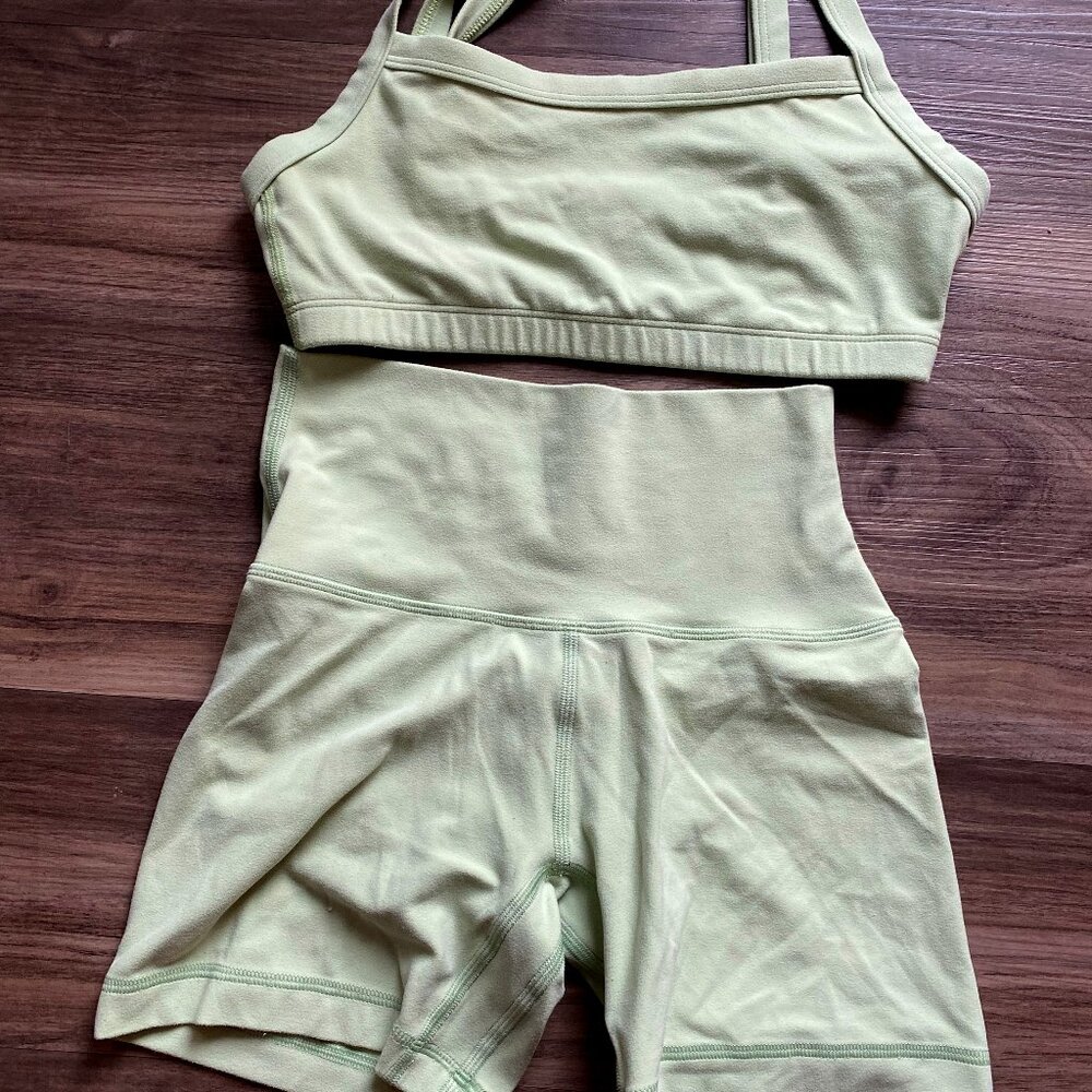 ARITZIA BUTTER HIGH RISE 5'' SHORTS & TUMBLER BRA TOP